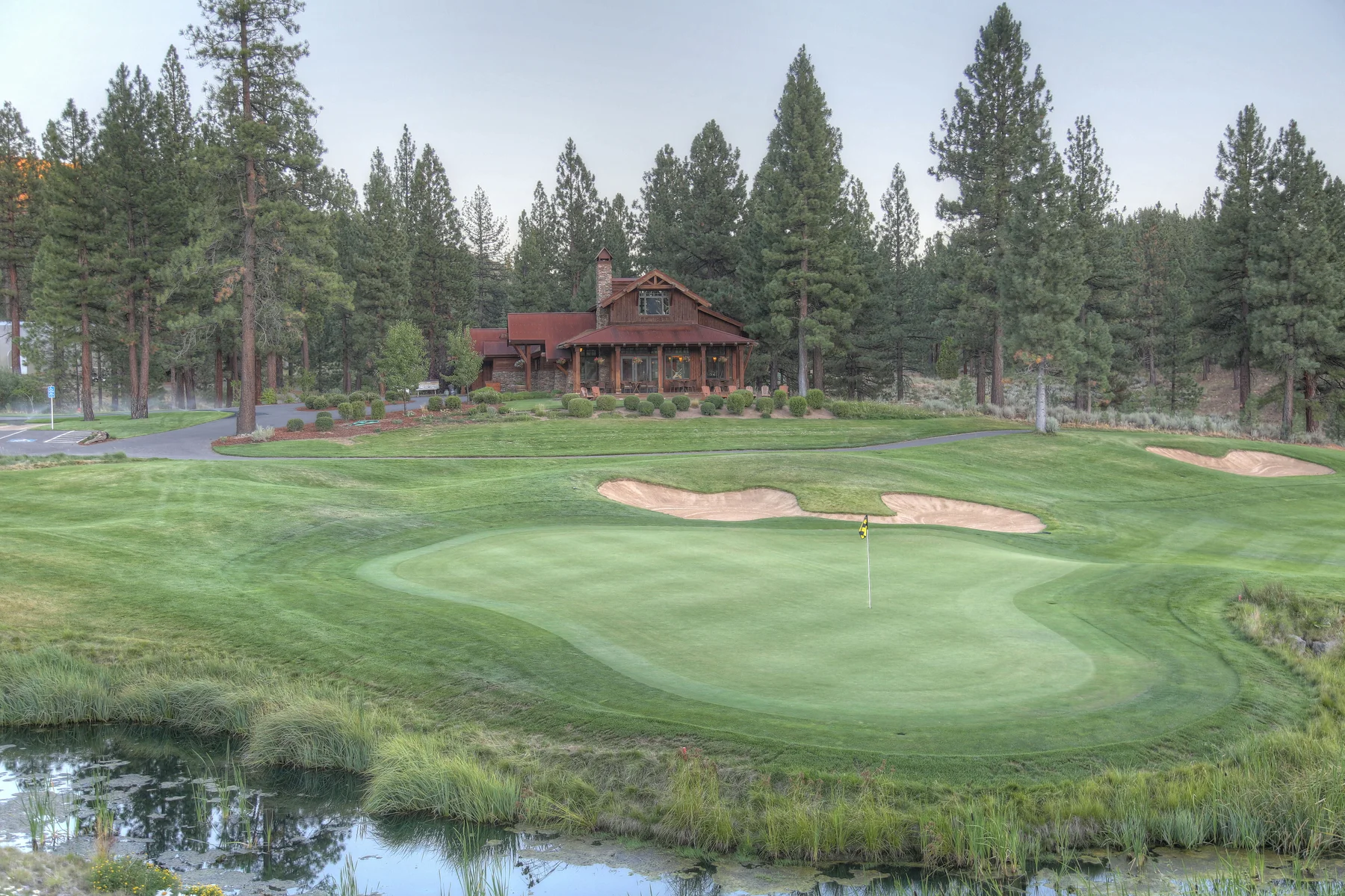 Grizzly Ranch Golf Club — green and clubhouse at sunrise